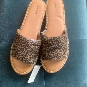 NWT old navy women’s size 9 flat espadrilles with animal print straps